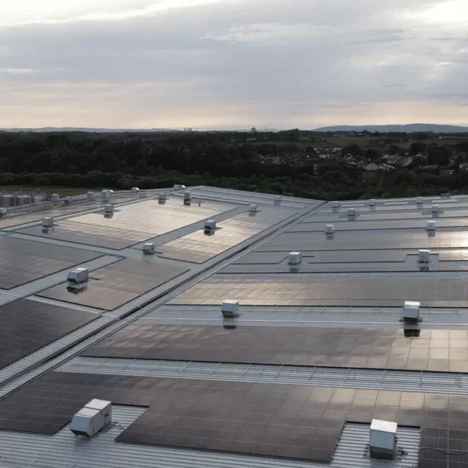 Recyclable aluminium closures and sustainable packaging materials